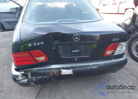 1999 Mercedes-Benz E 320 z USA, uszkodzony, nr VIN WDBJF65H7XA767397